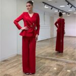 Elegantni Ženski Komplet – Sako sa Cvetnim Detaljem i Pantalone