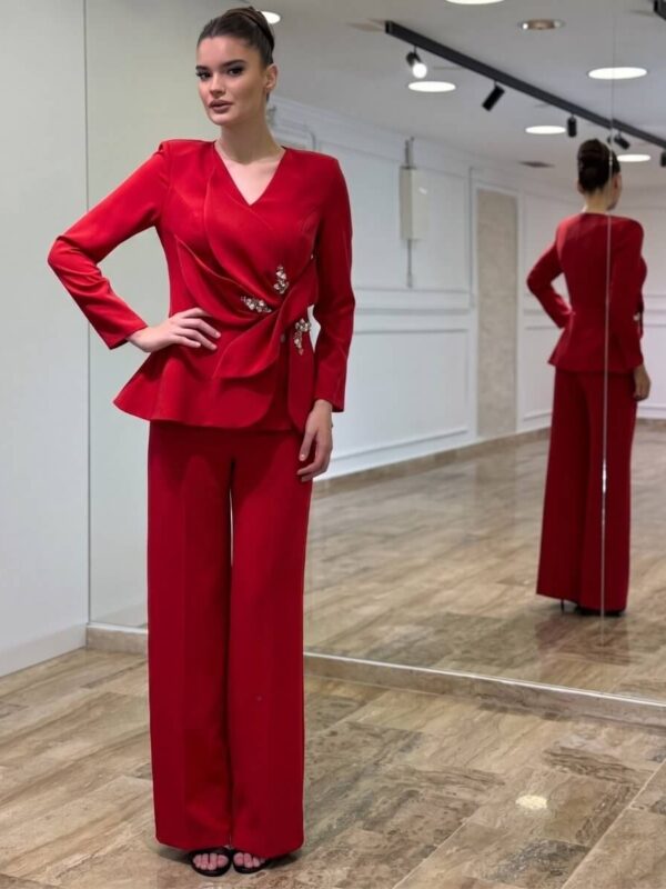 Elegantni Ženski Komplet – Sako sa Cvetnim Detaljem i Pantalone