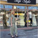 Elegantni satenski komplet u maslinasto-zelenoj boji – bluza sa kragnom i lepršave pantalone