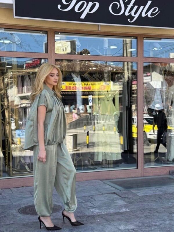 Elegantni satenski komplet u maslinasto-zelenoj boji – bluza sa kragnom i lepršave pantalone