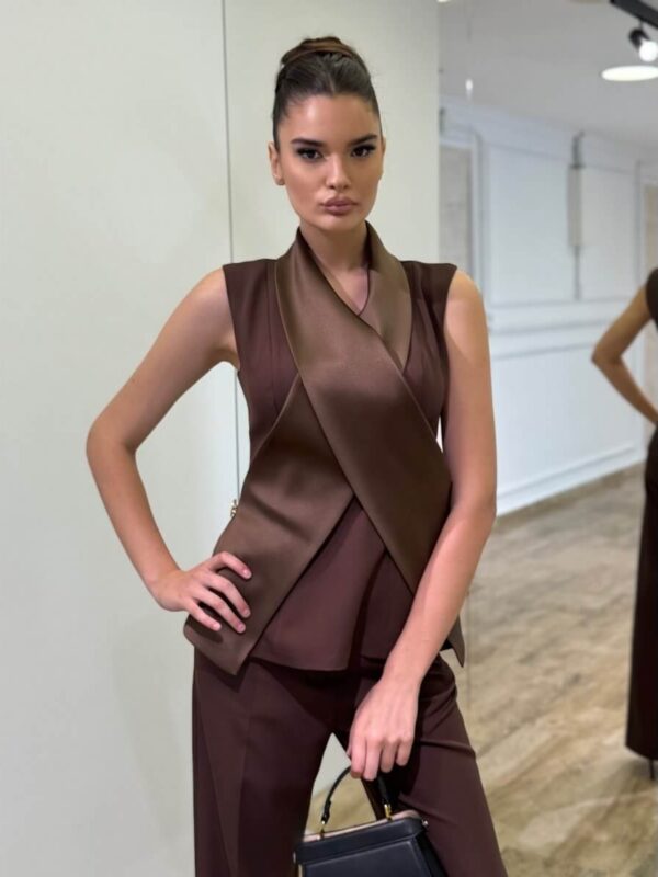 Elegantni ženski komplet – Prsluk sa podesivim reverima i pantalone