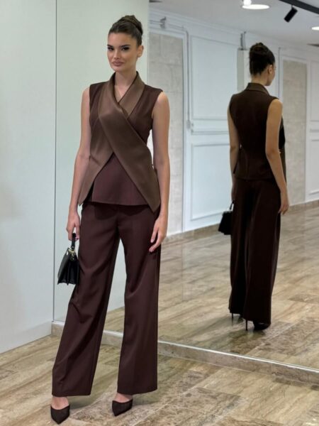 Elegantni ženski komplet – Prsluk sa podesivim reverima i pantalone