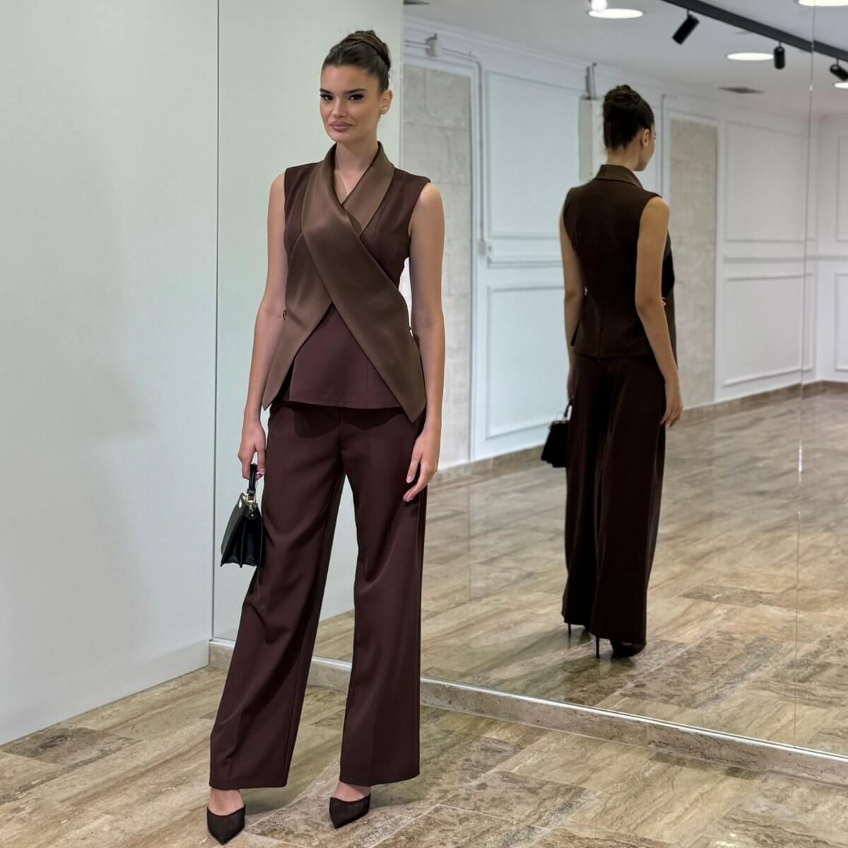 Elegantni komplet - prsluk sa podesivim reverima i pantalone (1) Elegantni ženski komplet – Prsluk sa podesivim reverima i pantalone