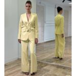 Elegantni komplet sa brošem i širokim pantalonama kivi