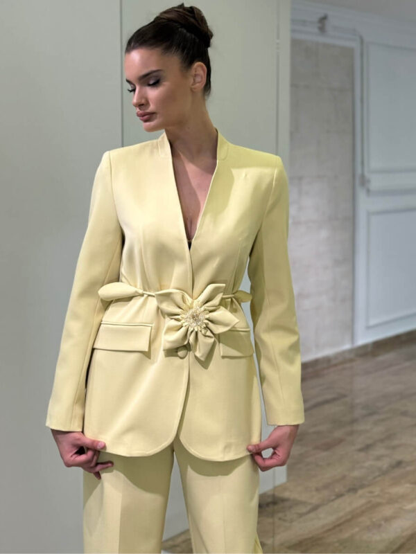 Elegantni komplet sa brošem i širokim pantalonama kivi