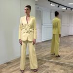 Elegantni komplet sa brošem i širokim pantalonama kivi