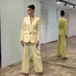 Elegantni komplet sa brošem i širokim pantalonama kivi