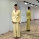 Elegantni komplet sa brošem i širokim pantalonama kivi