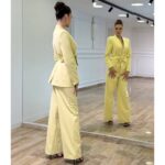 Elegantni komplet sa brošem i širokim pantalonama kivi