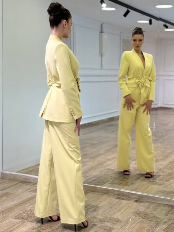 Elegantni komplet sa brošem i širokim pantalonama kivi