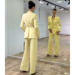 Elegantni komplet sa brošem i širokim pantalonama kivi