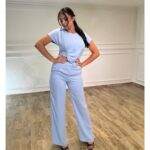 Elegantni nebo-plavi komplet sa širokim pantalonama i ukrasnom šnalom