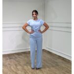 Elegantni nebo-plavi komplet sa širokim pantalonama i ukrasnom šnalom