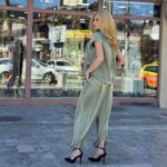 Elegantni satenski komplet u maslinasto-zelenoj boji – bluza sa kragnom i lepršave pantalone