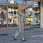 Elegantni satenski komplet u maslinasto-zelenoj boji – bluza sa kragnom i lepršave pantalone