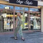 Elegantni satenski komplet u maslinasto-zelenoj boji – bluza sa kragnom i lepršave pantalone