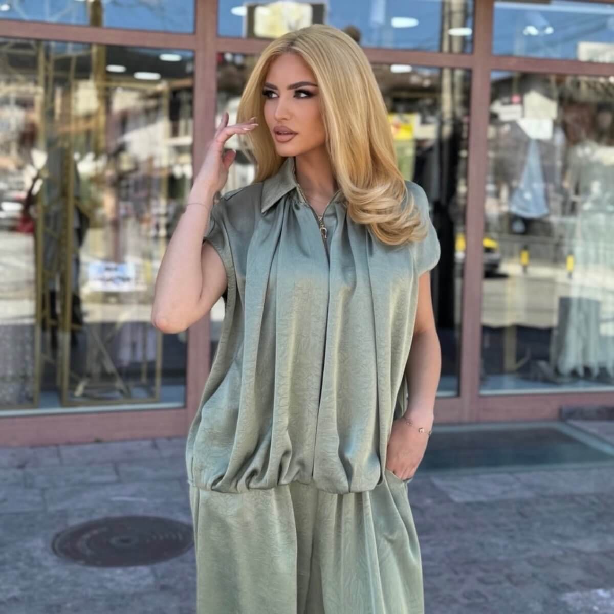 Elegantni satenski komplet u maslinasto-zelenoj boji – bluza sa kragnom i lepršave pantalone (4) 2 Elegantni satenski komplet u maslinasto-zelenoj boji – bluza sa kragnom i lepršave pantalone