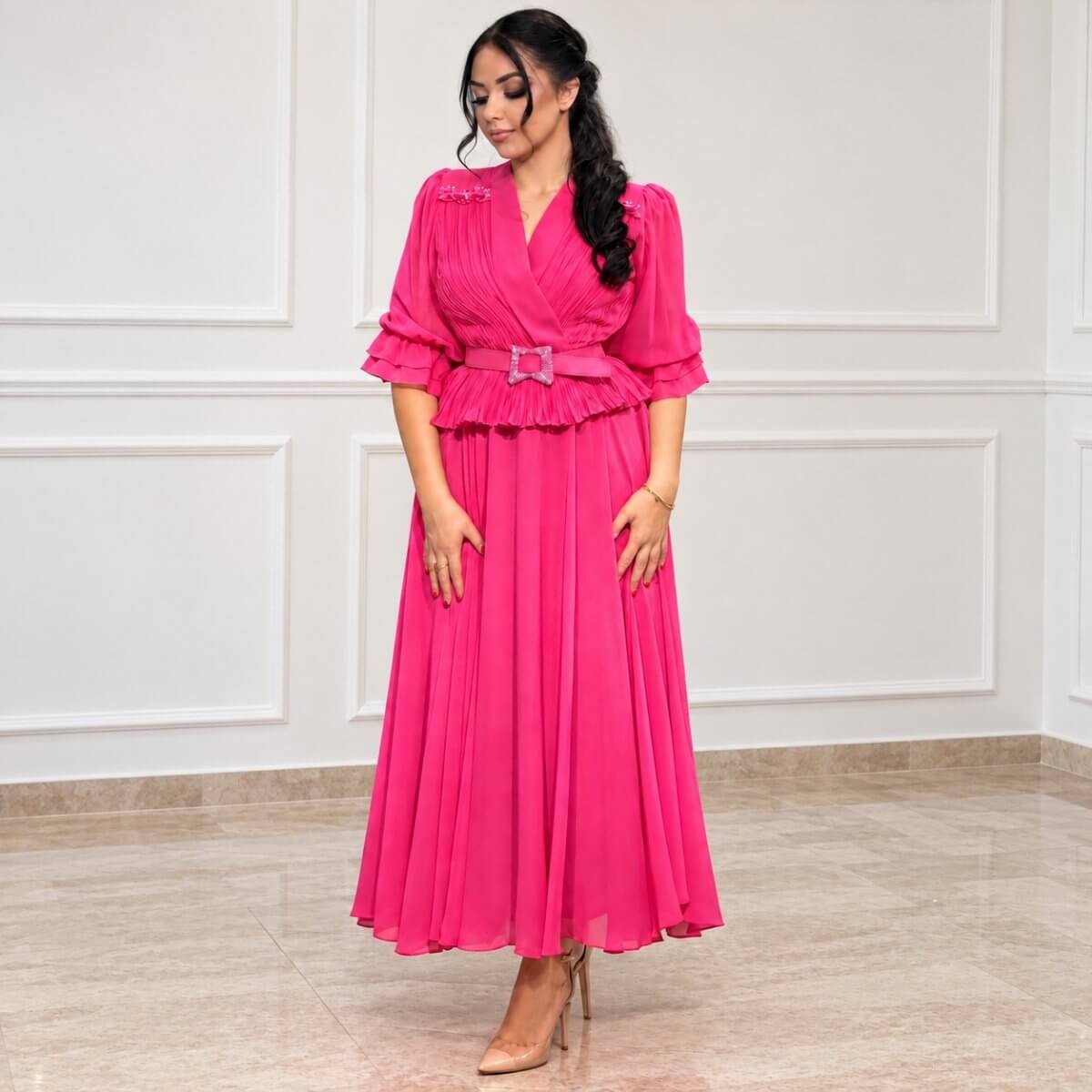 Elegantna plisirana roze haljina sa pojasom (2) Elegantna Roze Plisirana Midi Haljina s Pojasom