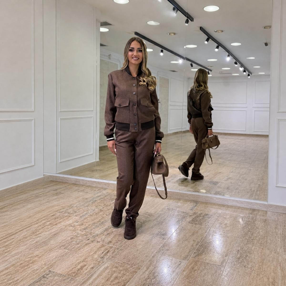 Casual komplet – jakna i pantalone ravnog kroja — video