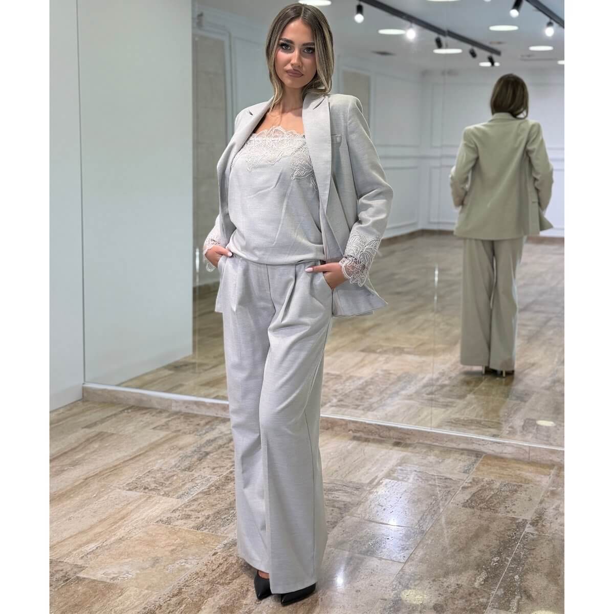 Elegantni ženski trodelni komplet sa čipkom – sako, pantalone i bluza — video