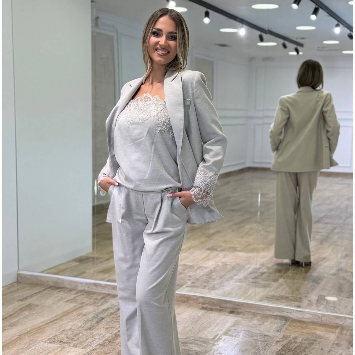 Trodelni Elegantni Komplet - sako sa čipkom na rukavima i pantalone