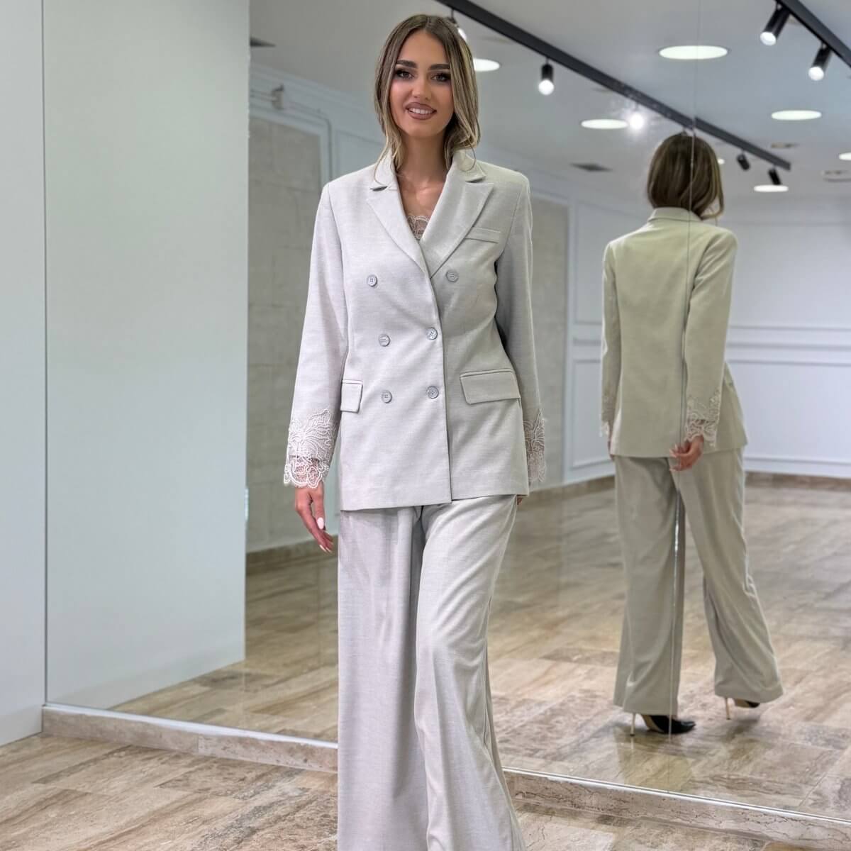 Trodelni Elegantni Komplet - sako sa čipkom na rukavima i pantalone