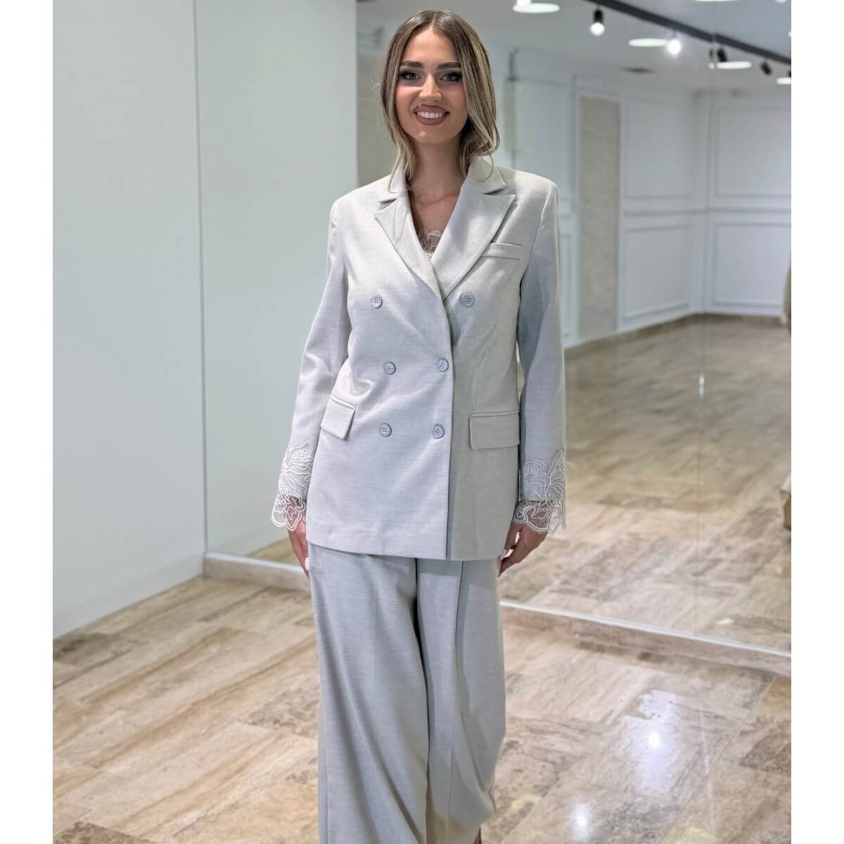 Trodelni Elegantni Komplet - sako sa čipkom na rukavima i pantalone