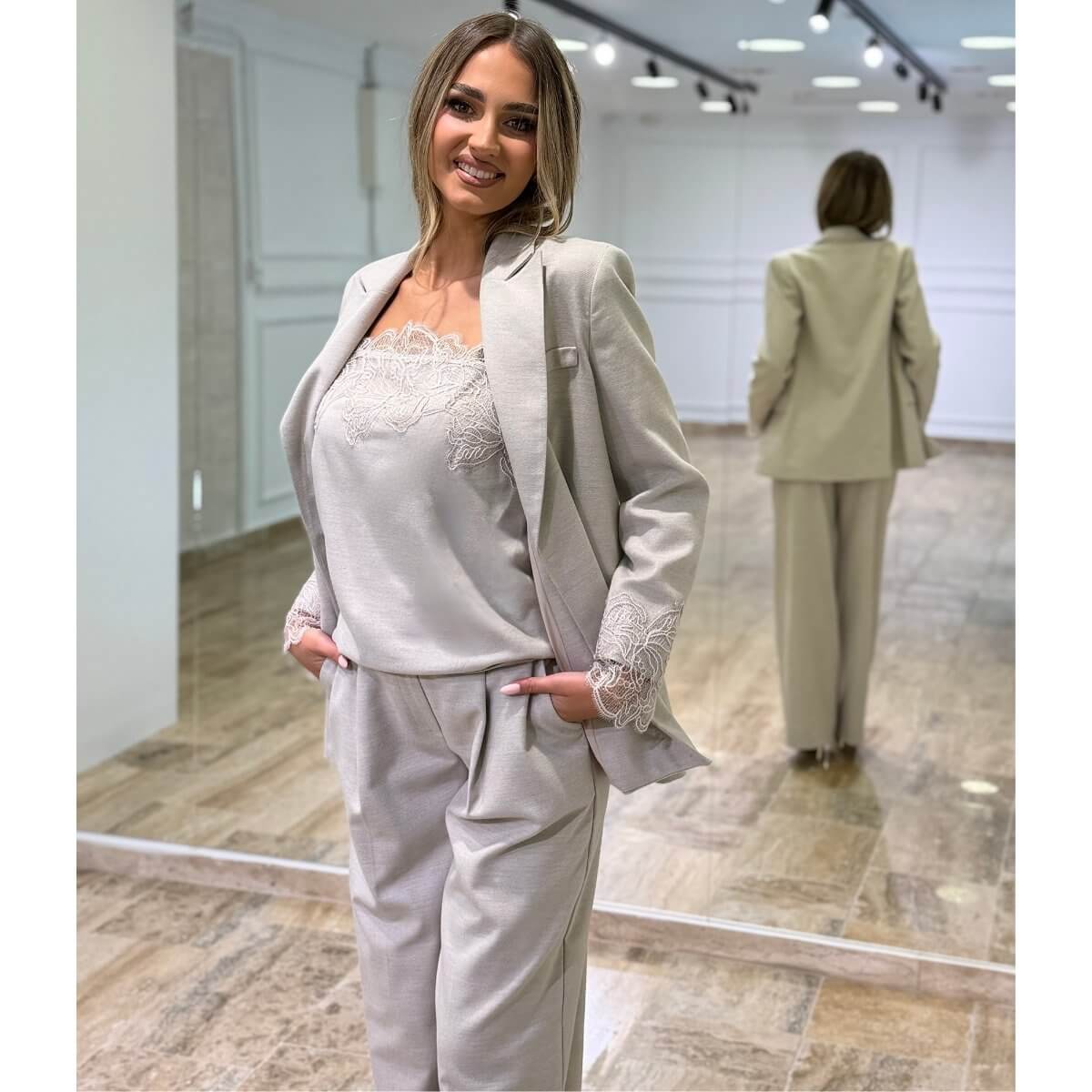 Trodelni Elegantni Komplet - sako sa čipkom na rukavima i pantalone