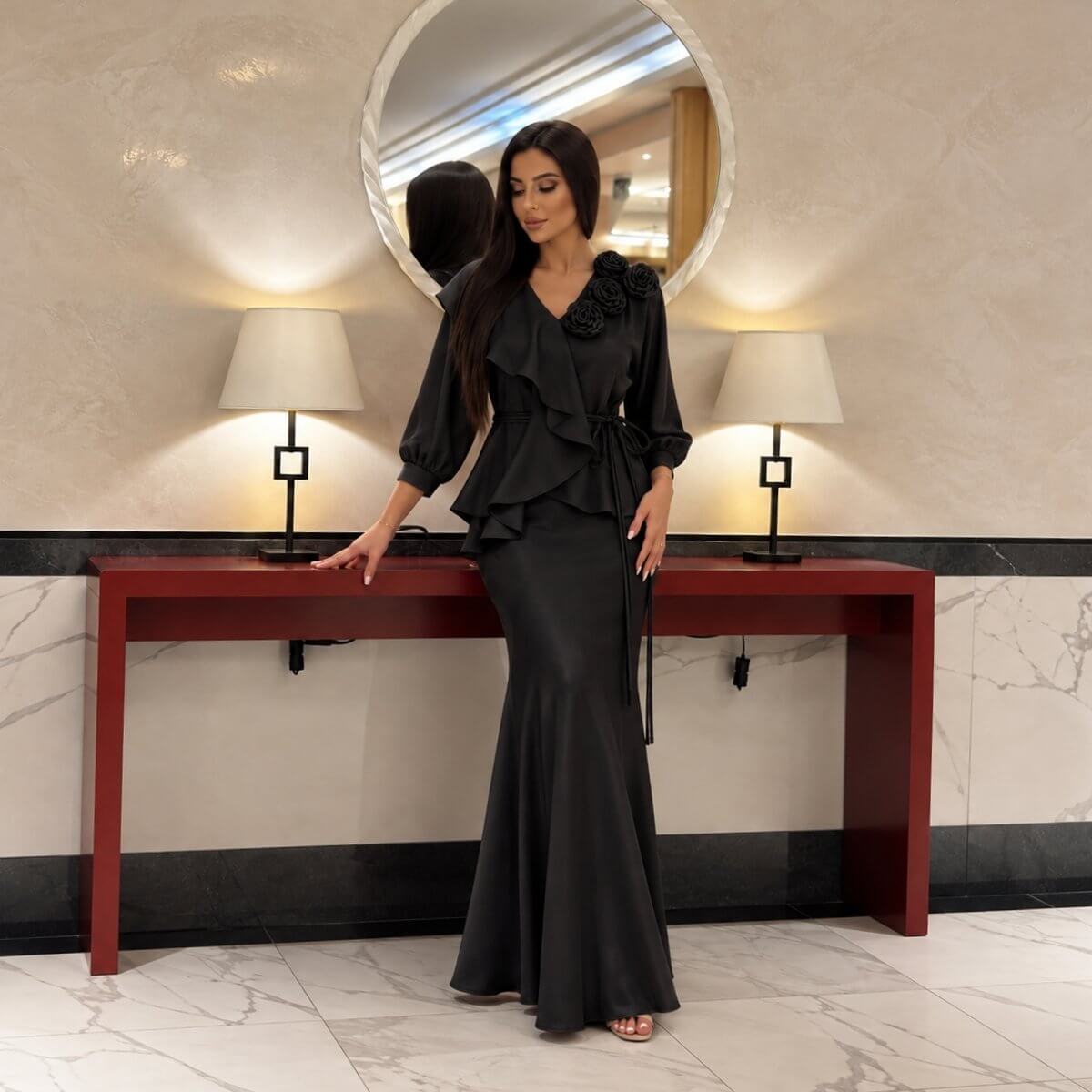 Elegantni satenski crni set Amor sa cvetnim detaljima - suknja i kosulja