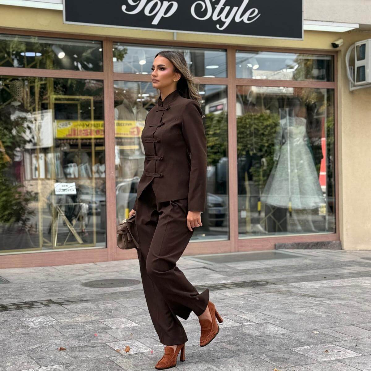 Ženski elegantni komplet sa sakoom i širokim pantalonama — video
