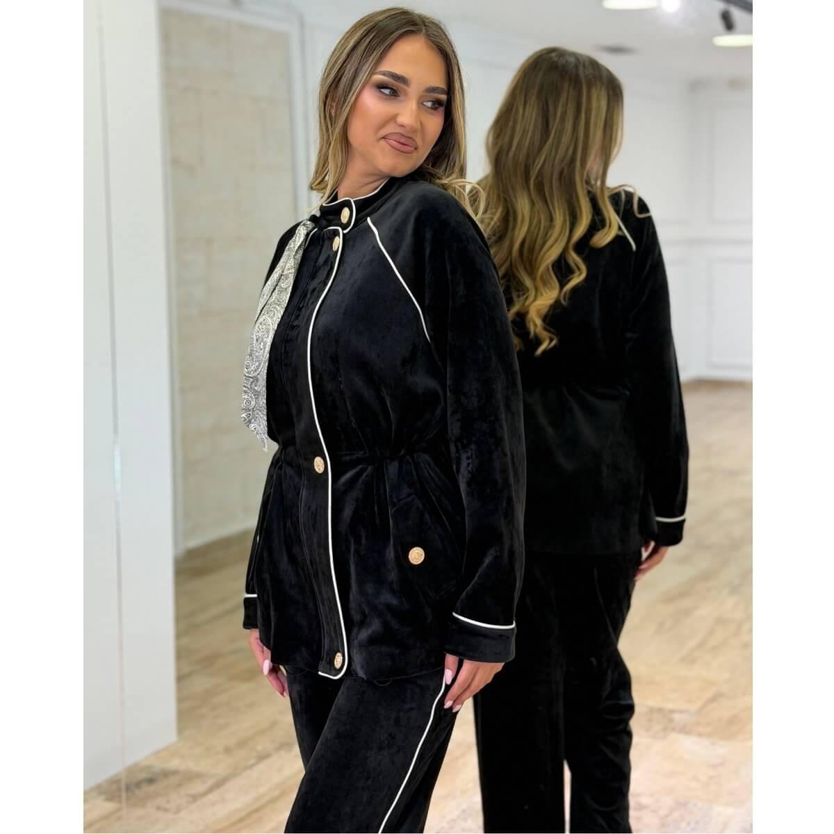 Velvet Noir – Crni plišani komplet sa zlatnim detaljima — video